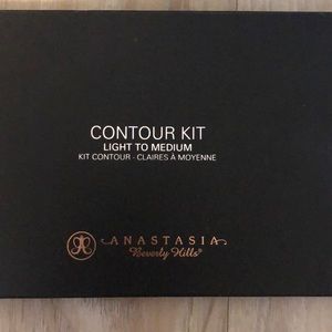 Anastasia Beverly Hills light-medium contour kit